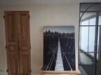 Grote poster/kunstwerk zwart-wit – Hangbrug in de bergen, Ophalen, Zo goed als nieuw, Hout, 75 cm of meer