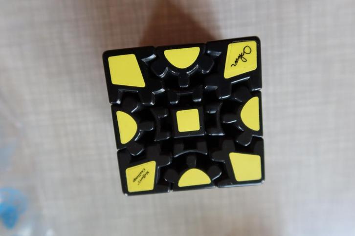 Gear cube - Meffert's puzzle of the year 2010, Hobby en Vrije tijd, Denksport en Puzzels, Zo goed als nieuw, Rubik's of 3D-puzzel