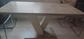 Moderne uitschuifbare eettafel met betonlook beschikbaar voor biedingen