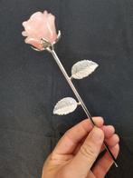 Grote roos van rozenkwarts op zilverkleurige steel

23,5 cm, Ophalen of Verzenden, Mineraal