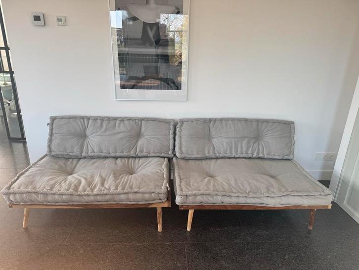 2 Houten Pallet Banken met Grijze Kussens - Binnen/Buiten, Huis en Inrichting, Slaapkamer | Bedden, Gebruikt, Tweepersoons, 120 cm