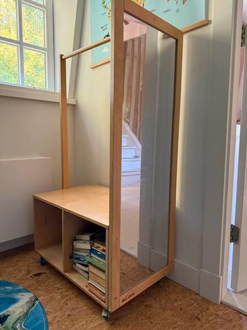 Houten kast met spiegel en wielen beschikbaar voor biedingen