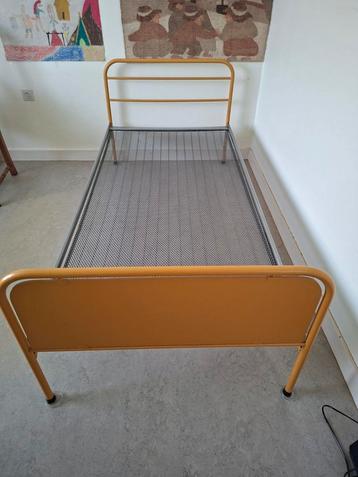 Vintage geel bed 1 persoons  beschikbaar voor biedingen