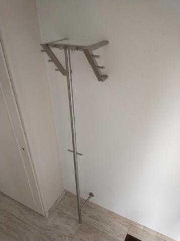 metalen kapstok met glas beschikbaar voor biedingen