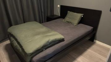 Ikea Malm Bed Zwartbruin 140x200cm + 2x Lattenbodem Lonset
