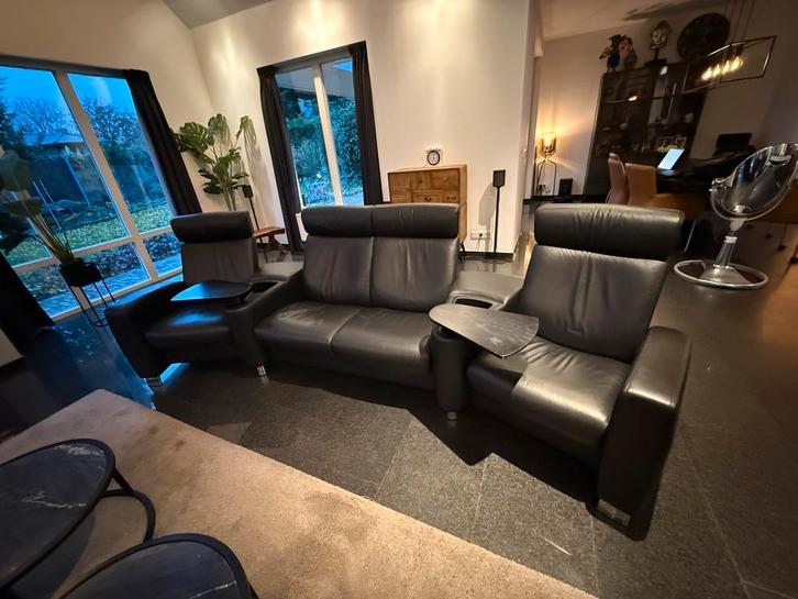 Luxe Stressless bioscoopbank leer 1-2-1 + hocker, Huis en Inrichting, Banken | Complete zithoeken, Gebruikt, Leer, Ophalen
