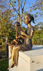 LEZEND MEISJE en JONGEN MET PET / Bronzen beeld / setprijs, Antiek en Kunst, Kunst | Beelden en Houtsnijwerken, Ophalen of Verzenden