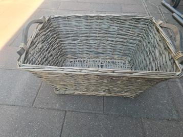 Grote rieten mand met handvatten - 56x40x25 cm beschikbaar voor biedingen