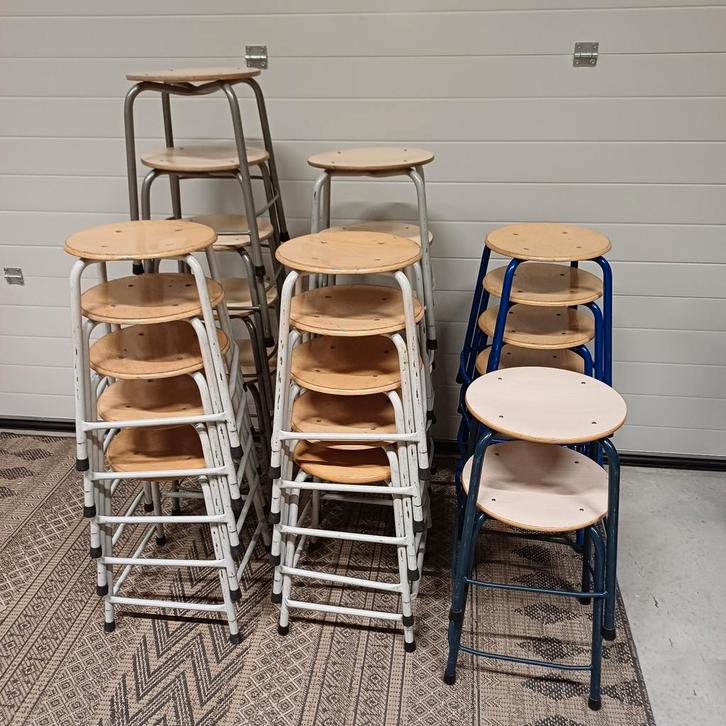 25 x partij vintage school krukken atelier krukken, Huis en Inrichting, Krukjes, Gebruikt, Hout, Ophalen