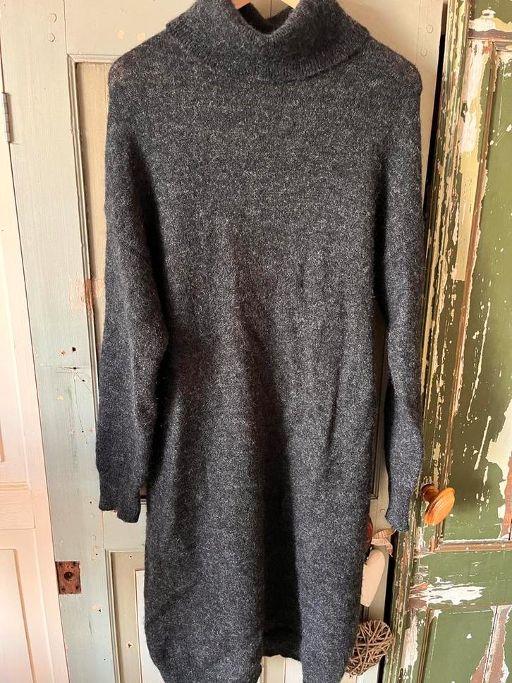 Grijze jurk met glimmertje Select Femme, Kleding | Dames, Jurken, Zo goed als nieuw, Maat 38/40 (M), Grijs, Onder de knie, Ophalen of Verzenden