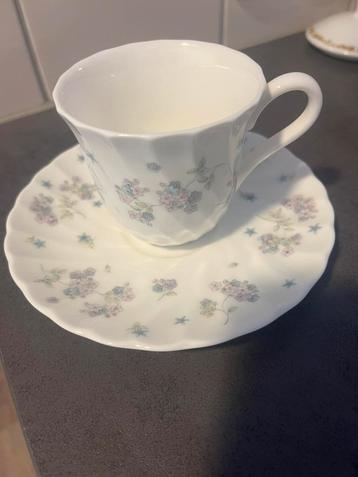 Kop en schotel van Wedgwood april flowers beschikbaar voor biedingen