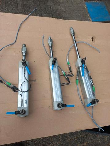 3x luchtcilinder met slag van 18 cm  beschikbaar voor biedingen