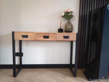 Mooie industriële sidetable/wandtafel  beschikbaar voor biedingen
