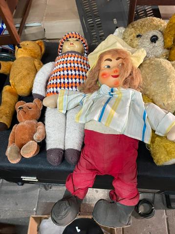 Verzameling antieke teddyberen en poppen beschikbaar voor biedingen
