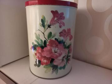 Groot blik met bloemen beschikbaar voor biedingen
