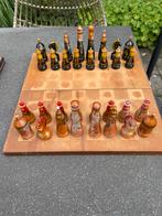 Schaakspel , hout , handgesneden en geschilderd., Hobby en Vrije tijd, Gezelschapsspellen | Bordspellen, Een of twee spelers, Ophalen