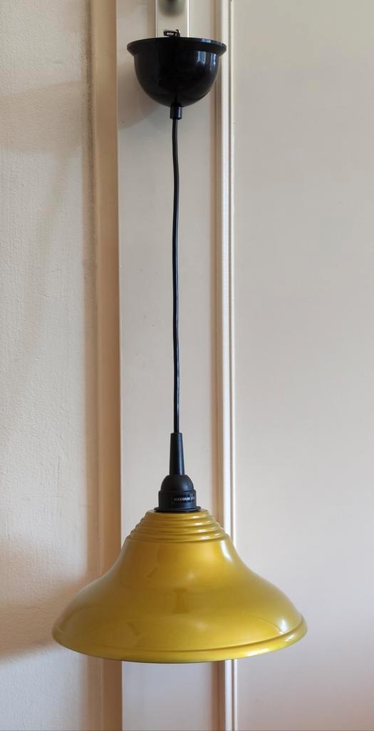Vintage metalen hanglamp met kleine kap jaren '80., Huis en Inrichting, Lampen | Hanglampen, Zo goed als nieuw, Ophalen of Verzenden