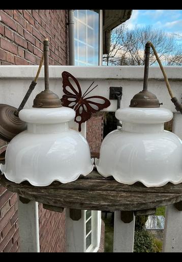Twee oude lampen met een witte glazen kap v wit opaline glas beschikbaar voor biedingen