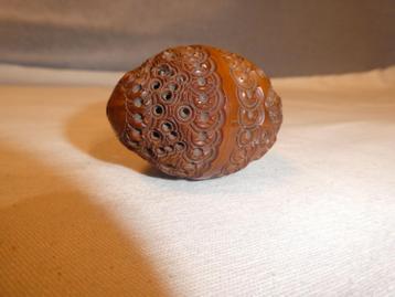 Victoriaans handgesneden coquillanoot pomander  beschikbaar voor biedingen