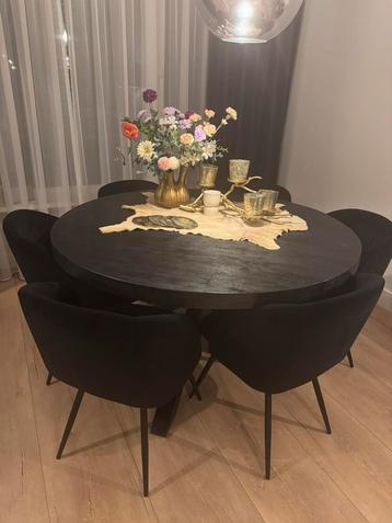 Zwarte ronde eettafel met 6 stoelen beschikbaar voor biedingen