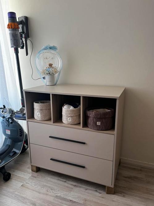 Babykamer commode kleding kast ledikant, Kinderen en Baby's, Kinderkamer | Commodes en Kasten, Zo goed als nieuw, 105 cm of meer