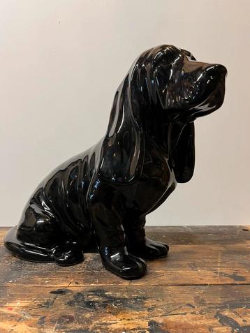 Vintage keramisch zwart beeld van basset hond beschikbaar voor biedingen