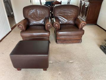 2 leren fauteuil en 1 voeten bankje beschikbaar voor biedingen