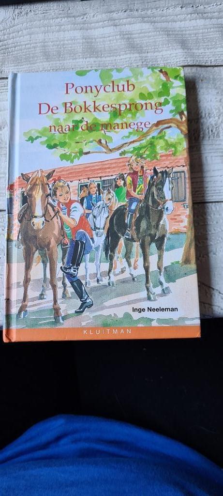 Boek Ponyclub de Bokkesprong naar de Manege. Inge Neeleman, Boeken, Kinderboeken | Jeugd | onder 10 jaar, Zo goed als nieuw, Ophalen of Verzenden