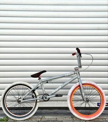BMX SUBROSA SALVADOR 20.5” fiets 20 inch met remmen met pegs beschikbaar voor biedingen