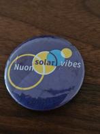 B 239 Nuon Solar Vibes Speldje, Button, Verzamelen, Ophalen of Verzenden, Gebruikt, Merk, Speldje of Pin