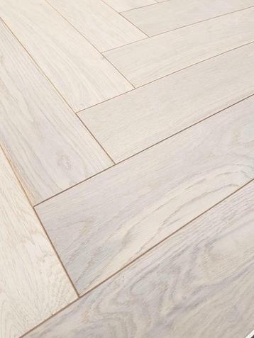 EIKEN VISGRAAT PARKET 12 CM KANT EN KLAAR WIT GEOLIED beschikbaar voor biedingen