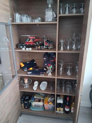 Vitrine/Wandmeubel en TV meubel met 2 plankjes beschikbaar voor biedingen