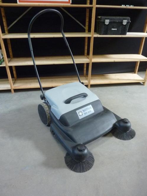 ZGAN Nilfisk veegmachine / duwbare veegwagen type SM 800, Tuin en Terras, Veegmachines, Zo goed als nieuw, Ophalen