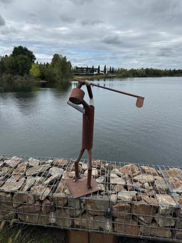Metalen beeldje van een golfer  beschikbaar voor biedingen