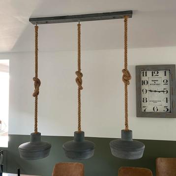 Mooie grijze hanglamp betonlook beschikbaar voor biedingen