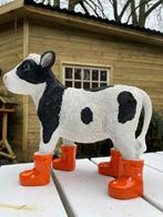 Kalf koe oranje regenlaarsjes boer tuin boerderij beeld wei, Ophalen of Verzenden, Nieuw, Kunststof, Dierenbeeld