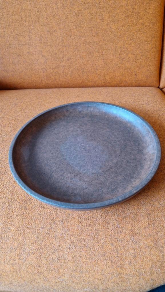 Lucie Q Bakker groot donkerbruin bord (diam. ruim 27,5cm), Antiek en Kunst, Antiek | Keramiek en Aardewerk, Ophalen of Verzenden