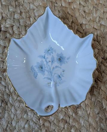 Limoges France porseleinen schaaltje in de vorm van een blad beschikbaar voor biedingen