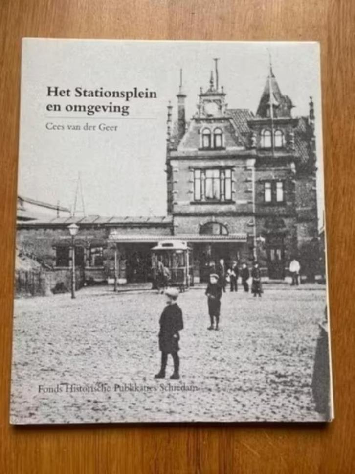 Het stationsplein en omgeving - Schiedam. Cees van der Geer, Boeken, Geschiedenis | Stad en Regio, Gelezen, 20e eeuw of later