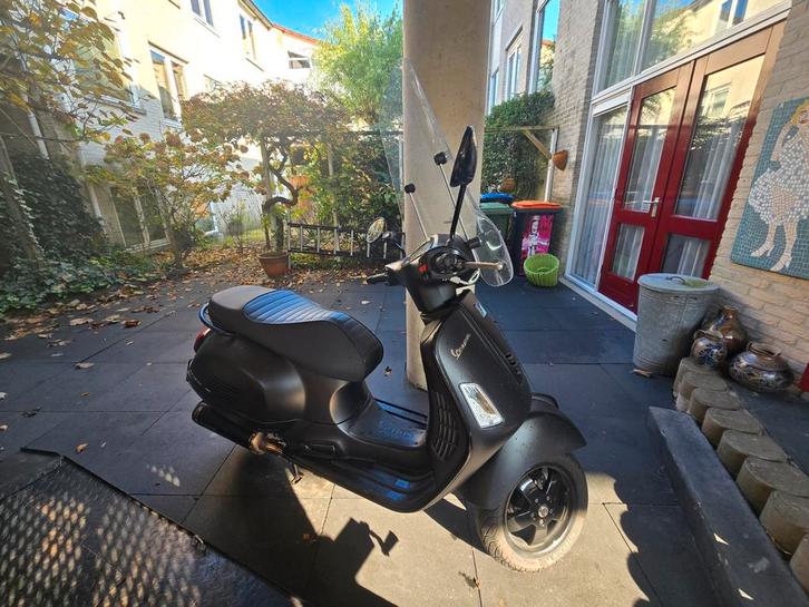 Vespa GTS 300 Notte met Akrapovic, Fietsen en Brommers, Scooters | Vespa, Gebruikt, Overige modellen, Benzine, Ophalen