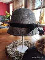 Hoedje van vilt met fluwelen strik  ,model.cloche ,, Kinderen en Baby's, Kinderkleding | Petten en Hoeden, Ophalen of Verzenden