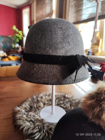 Hoedje van vilt met fluwelen strik  ,model.cloche , beschikbaar voor biedingen