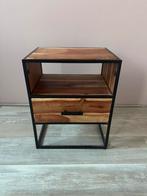 Nachtkastje houtlook met zwart frame, Ophalen, Zo goed als nieuw, Hout, Minder dan 45 cm