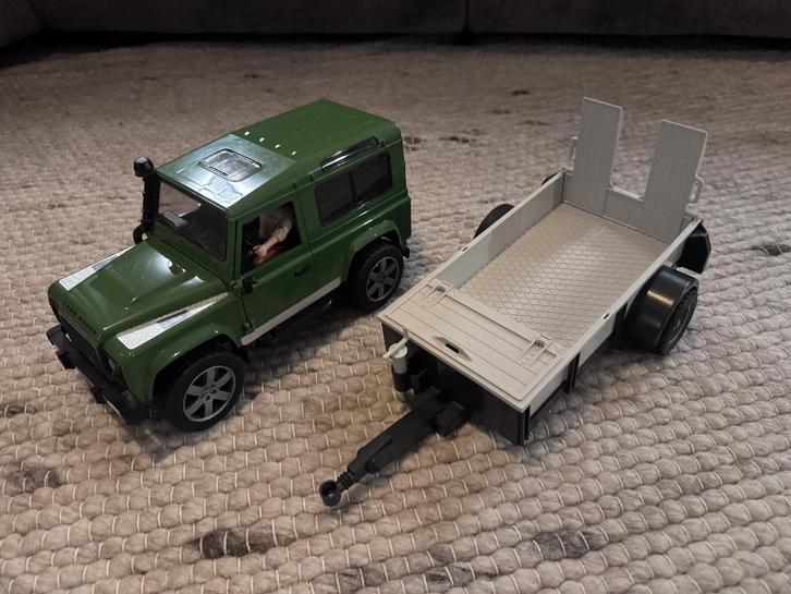 Bruder Land Rover Defender met Platte Aanhanger, Kinderen en Baby's, Speelgoed | Speelgoedvoertuigen, Zo goed als nieuw, Ophalen of Verzenden