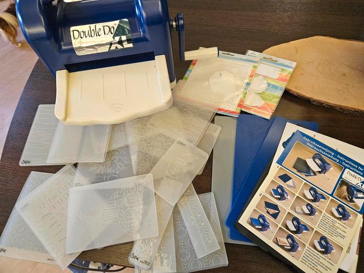 Double Do XL Embossing Machine compleet + veel Mallen, Hobby en Vrije tijd, Knutselen, Gebruikt, Gereedschap of Toebehoren, Ophalen of Verzenden