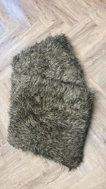 2 fluffy harige kussens 50x50  immitatie bond vachtje beschikbaar voor biedingen