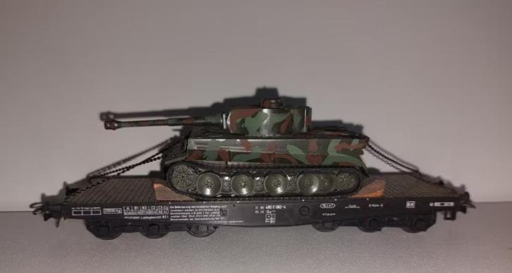 Liliput H0 21200 - Platte zwarelastwagen met Tiger 1 tank, Hobby en Vrije tijd, Modeltreinen | H0, Zo goed als nieuw, Wagon, Gelijkstroom