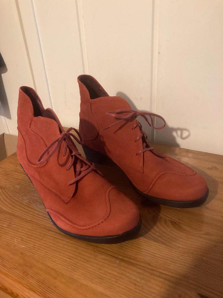 Aparte hoge rode suede leren pumps van Think!, maat 41, Kleding | Dames, Schoenen, Zo goed als nieuw, Pumps, Rood, Verzenden