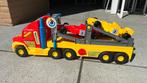 Plastic vrachtwagen met 2 race autos, Kinderen en Baby's, Ophalen, Zo goed als nieuw