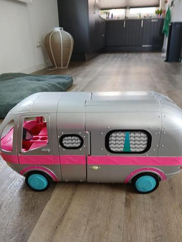 Nette L.O.L camper met veel poppetjes beschikbaar voor biedingen
